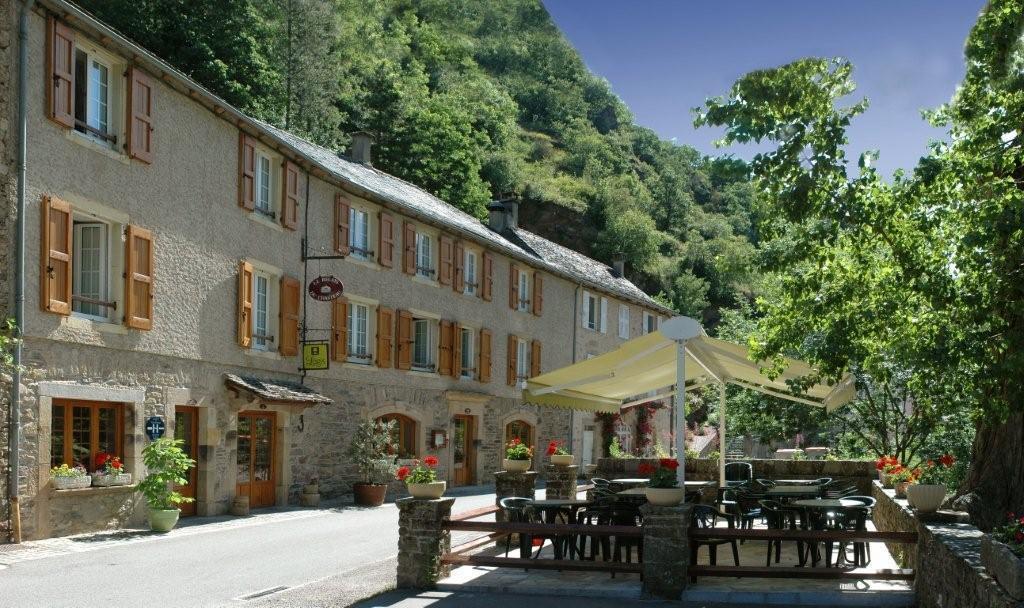 Hotel Restaurant Le Relays Du Chasteau - Logis Hotel Brousse-le-Chateau Exterior foto